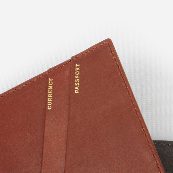 passportholder-cognac-closeup